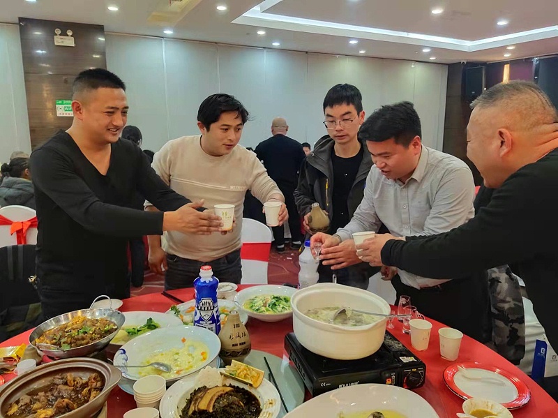 與會來賓，觥籌交錯，一觴一詠