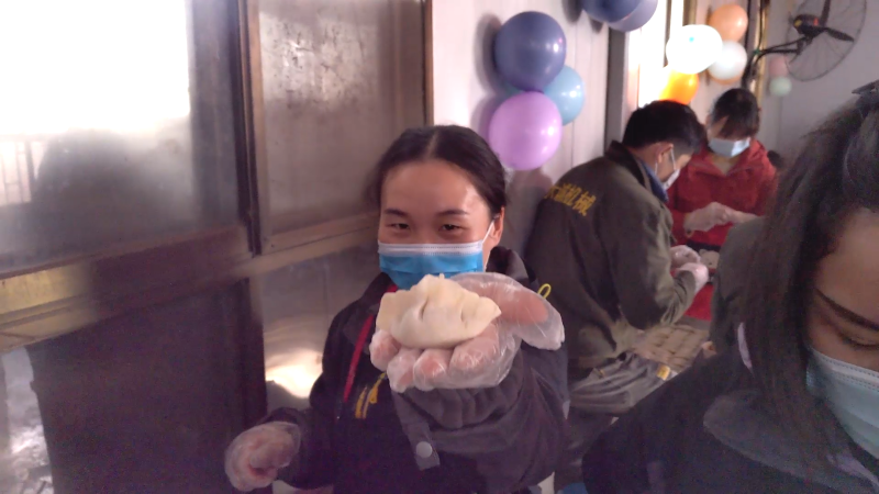 筷子取餡面中填，巧手捏出玲瓏褶