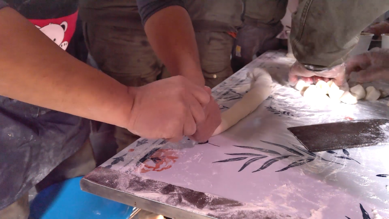 案板方方刀光寒，面團(tuán)圓圓杖下扁